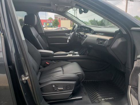 Used 2019 Audi e-tron Prestige w/ Prestige Package image 18