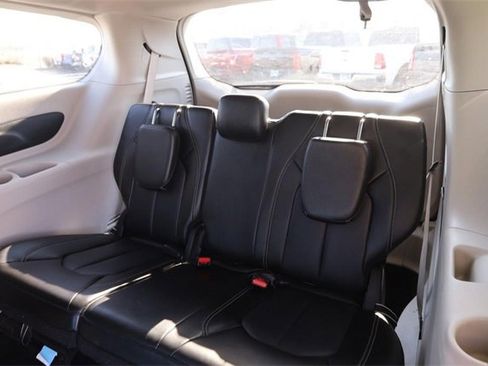 Used 2024 Chrysler Pacifica Touring-L image 11