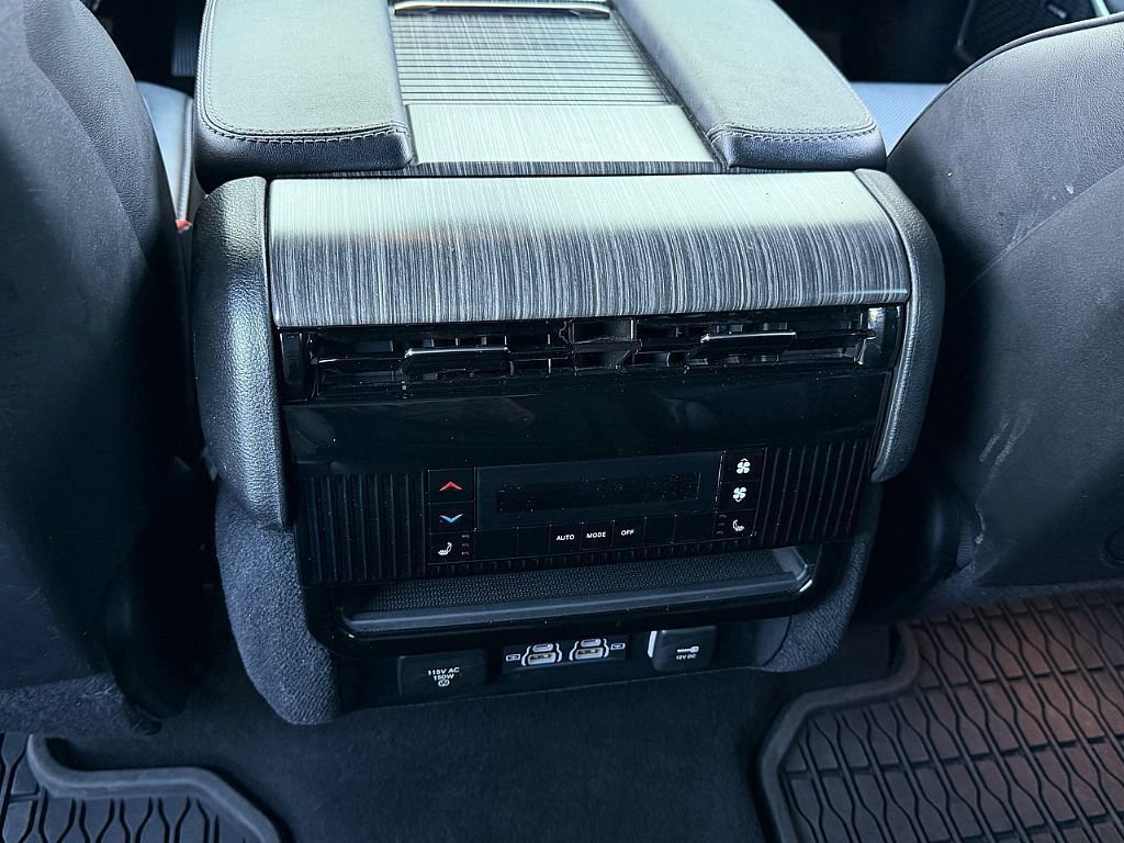 Used 2024 Jeep Wagoneer L Series III w/ Flexible Seating Group AWD/4WD image 10