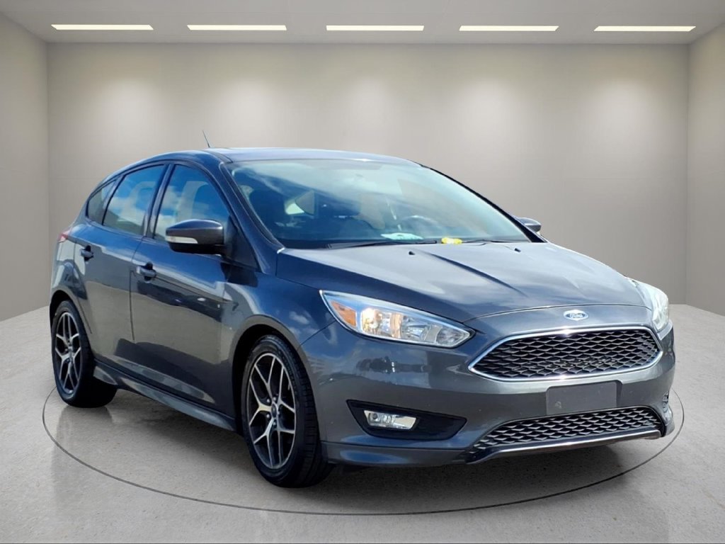 Used 2015 Ford Focus SE w/ SE Sport Package FWD image 3