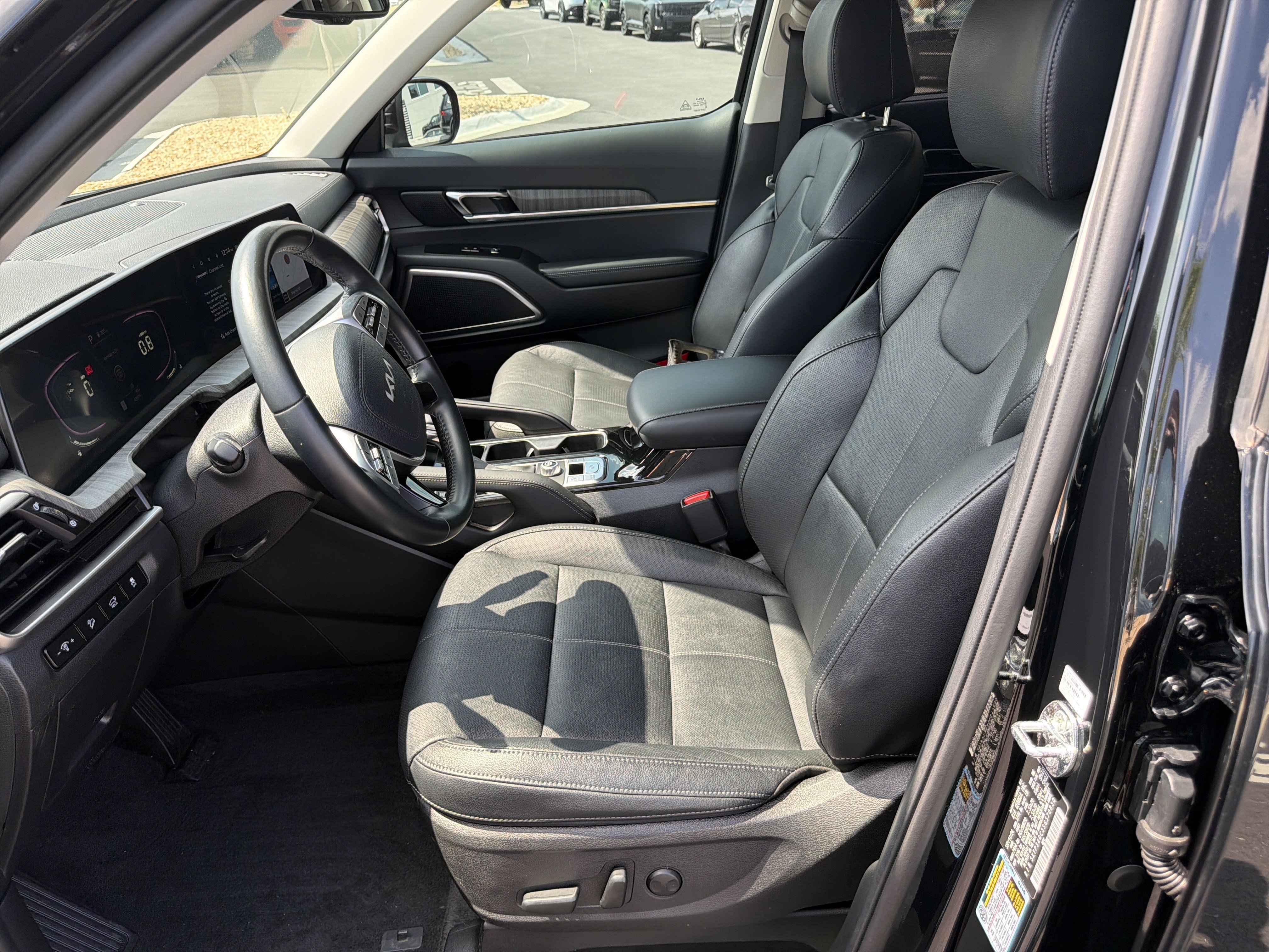 Used 2025 Kia Telluride EX w/ EX Captain's Chair Package FWD image 9