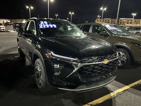 Used 2024 Chevrolet Trax LT image 2