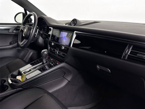 Certified 2025 Porsche Macan AWD/4WD image 29