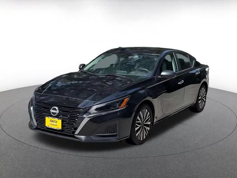 Used 2025 Nissan Altima 2.5 SV FWD image 5
