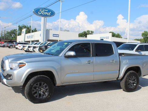 Used 2023 Toyota Tacoma SR5 w/ Technology Package AWD/4WD image 4
