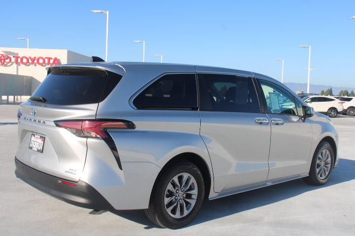 Used 2022 Toyota Sienna XLE FWD image 3