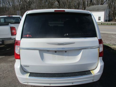 Used 2014 Chrysler Town & Country Touring-L w/ Driver Convenience Group image 5