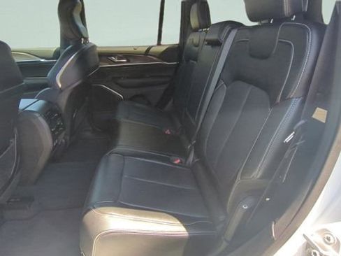 Used 2023 Jeep Grand Cherokee Overland w/ Luxury Tech Group IV image 10