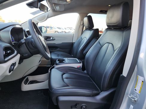 Used 2024 Chrysler Pacifica Select image 13