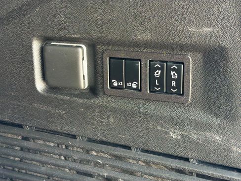 Used 2023 GMC Yukon Denali AWD/4WD image 14
