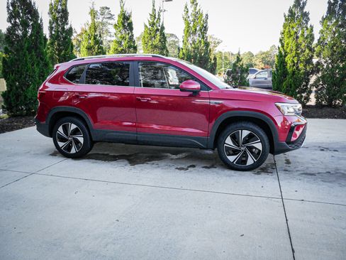 Used 2024 Volkswagen Taos SE w/ Panoramic Sunroof Package image 11