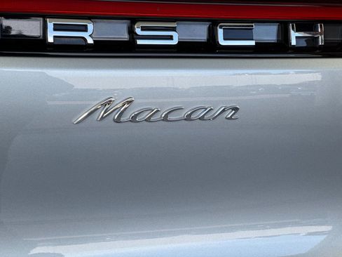 Certified 2025 Porsche Macan image 34