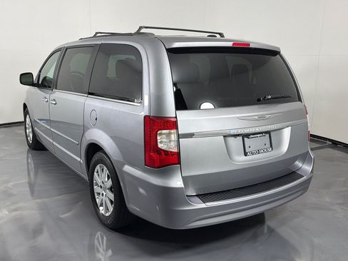 Used 2014 Chrysler Town & Country Touring FWD image 7