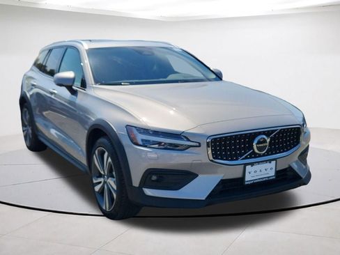 Certified 2025 Volvo V60 B5 Cross Country Plus AWD/4WD image 1