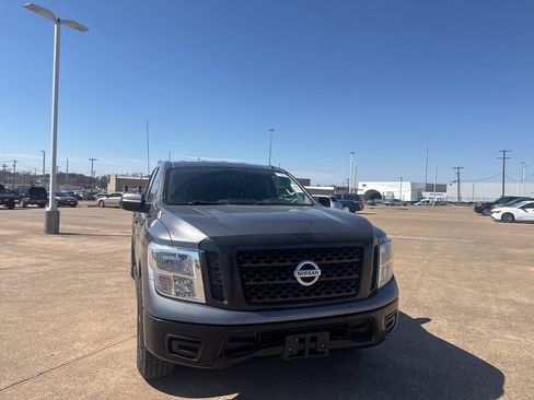 Used 2019 Nissan Titan S image 3