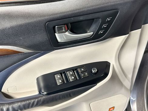 Used 2014 Toyota Highlander Limited image 25