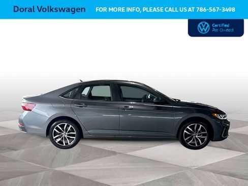 Used 2025 Volkswagen Jetta SE image 9