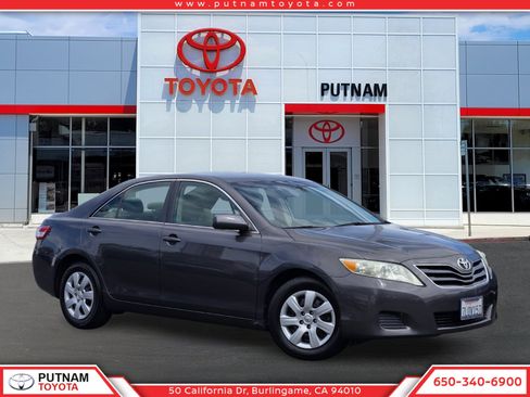 Used 2011 Toyota Camry LE FWD image 1