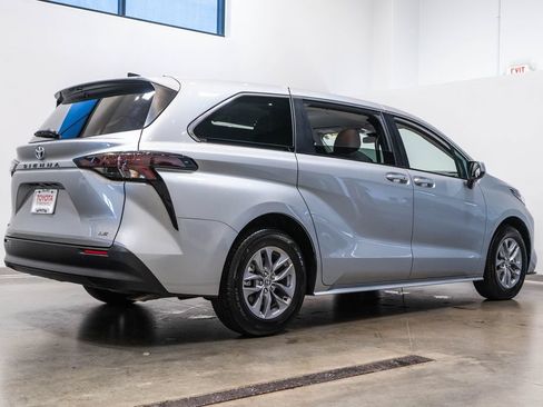 Certified 2025 Toyota Sienna LE FWD image 9