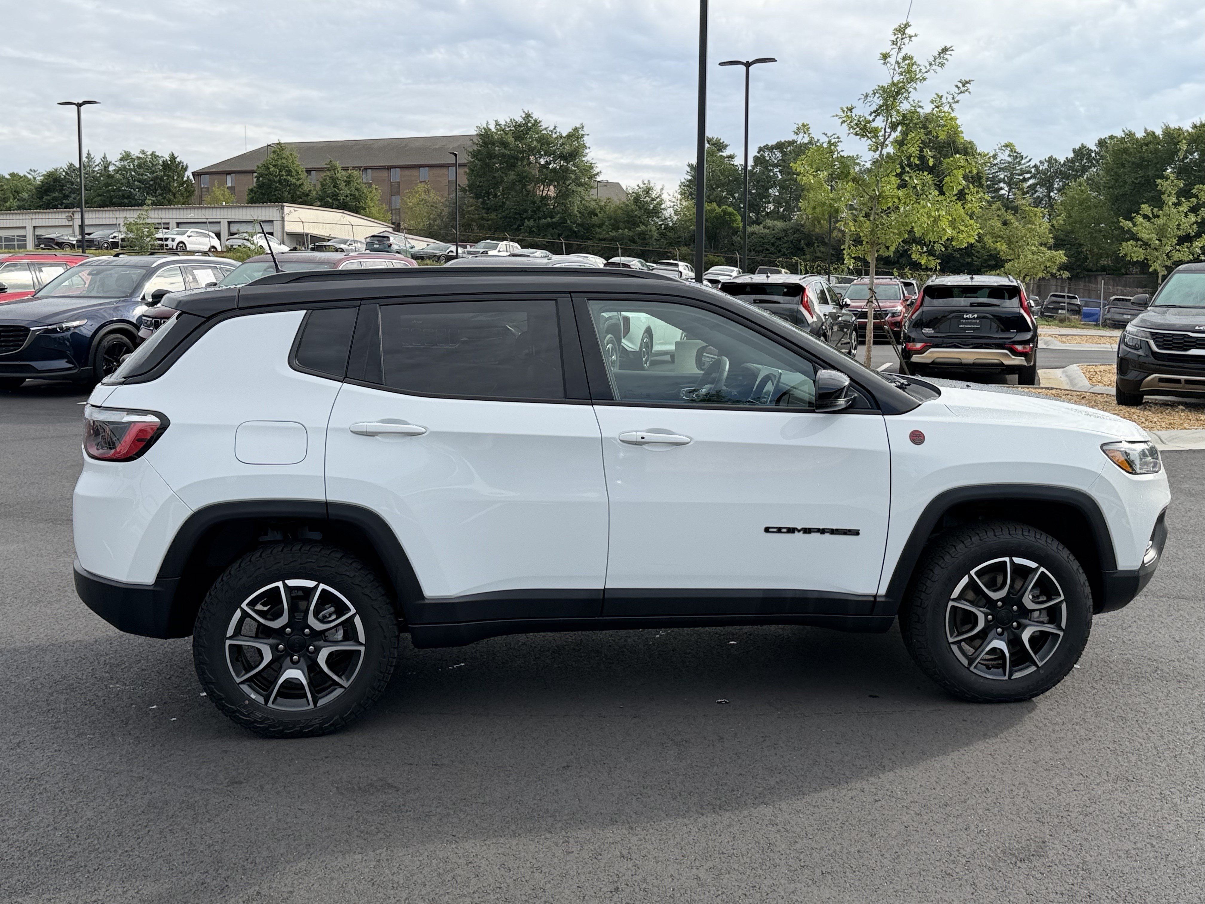 Used 2024 Jeep Compass Trailhawk AWD/4WD image 8