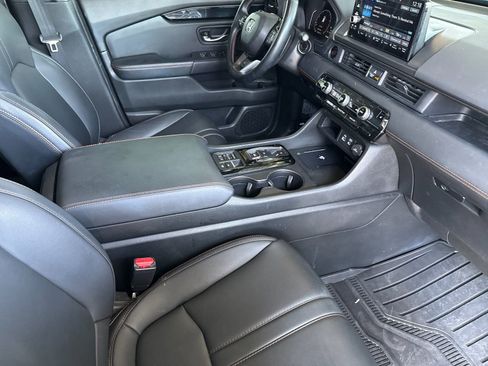 Used 2025 Honda Pilot TrailSport image 16