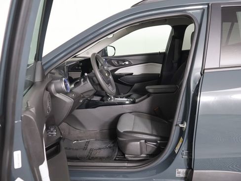 Used 2025 Chevrolet Trax LT FWD image 25