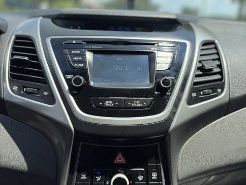 Used 2023 Toyota Venza XLE image 12