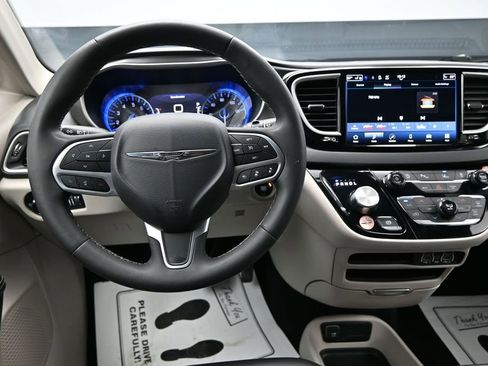 Used 2023 Chrysler Pacifica Touring-L FWD image 13