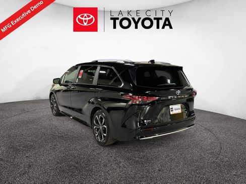 New 2025 Toyota Sienna Platinum image 3