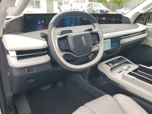 Used 2025 Lincoln Navigator Reserve AWD/4WD image 13