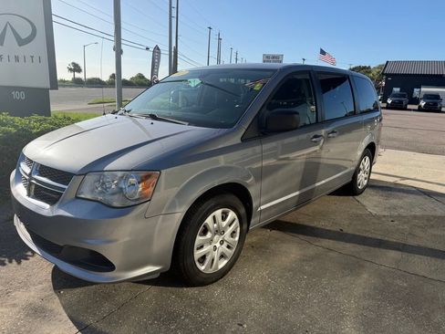 Used 2018 Dodge Grand Caravan SE w/ UConnect Hands-Free Group FWD image 3