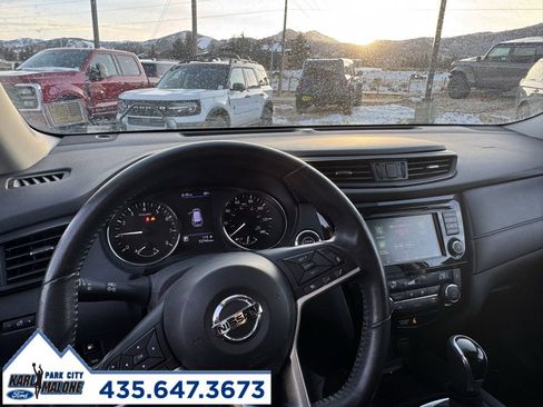 Used 2018 Nissan Rogue SV image 12