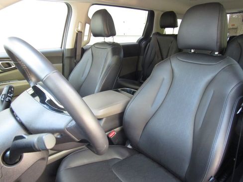 Used 2025 Kia Carnival FWD image 10