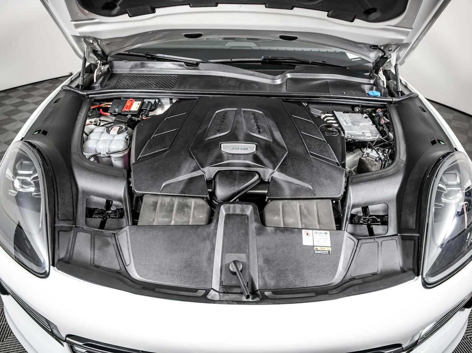 Certified 2022 Porsche Cayenne AWD/4WD image 12