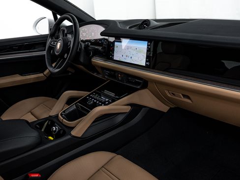 Certified 2026 Porsche Cayenne Coupe image 13