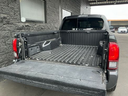 Used 2018 Toyota Tacoma TRD Sport AWD/4WD image 22