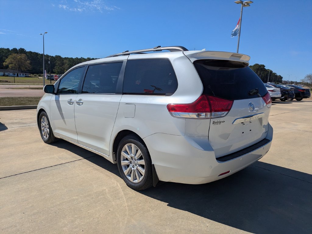 Used 2012 Toyota Sienna Limited w/ Premium Pkg FWD image 3