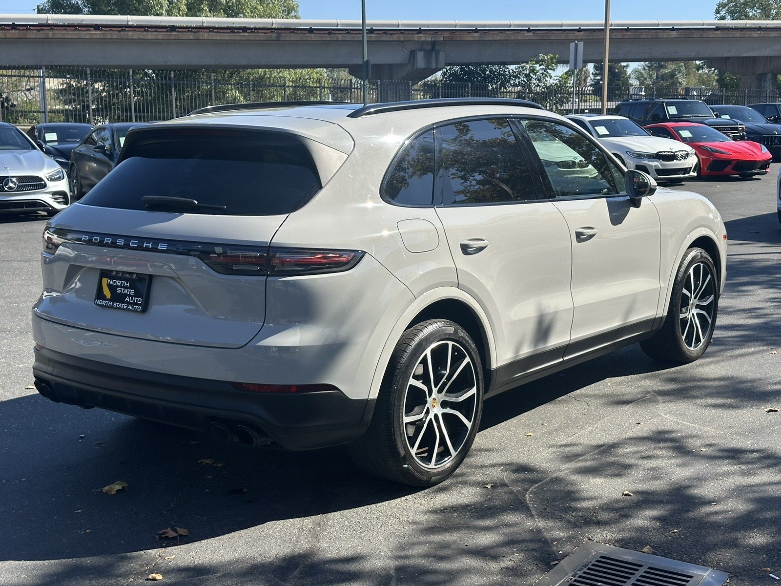 Used 2023 Porsche Cayenne w/ Premium Package AWD/4WD image 8