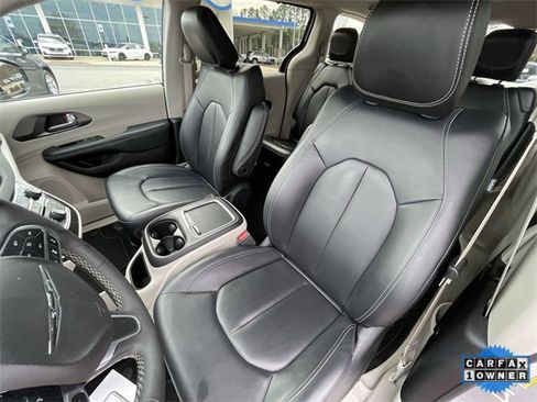 Used 2024 Chrysler Pacifica Touring-L image 15