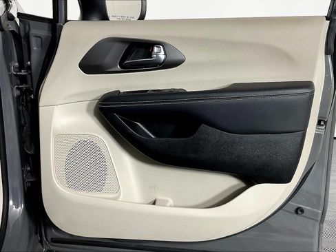 Used 2023 Chrysler Pacifica Touring-L FWD image 28