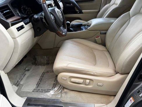 Used 2019 Lexus LX 570 4WD w/ Luxury Package image 13
