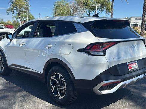 Used 2023 Kia Sportage LX image 5