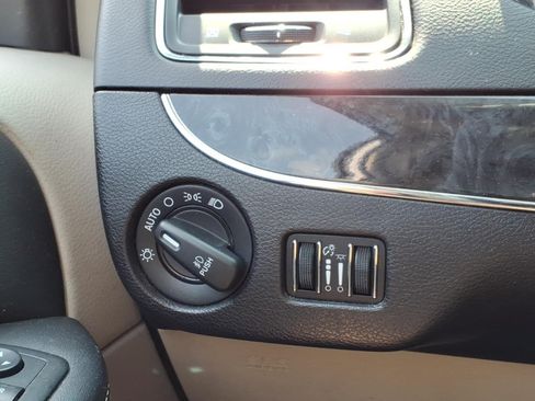 Used 2013 Chrysler Town & Country Touring-L w/ Driver Convenience Group FWD image 21