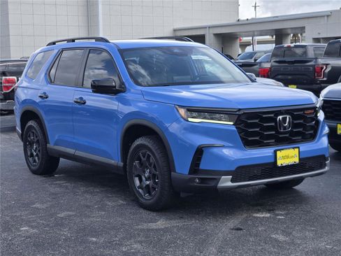 Used 2025 Honda Pilot TrailSport image 3