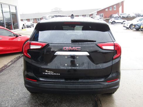 Used 2022 GMC Terrain SLE w/ Driver Convenience Package image 4