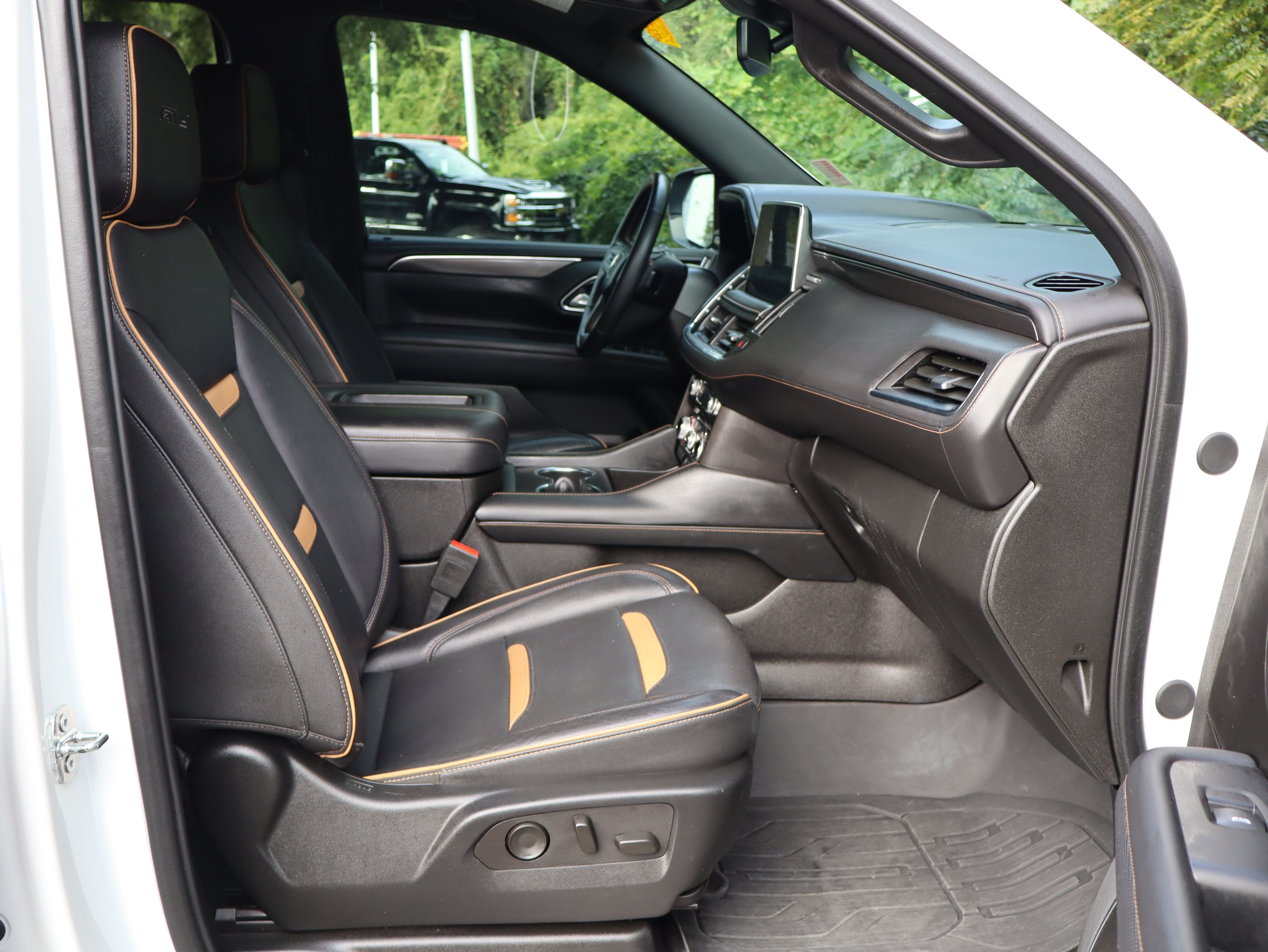 Used 2024 GMC Yukon AT4 w/ Technology Package AWD/4WD image 33