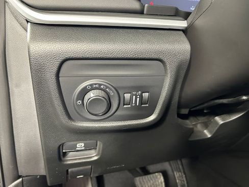 Used 2025 Jeep Grand Cherokee Laredo X image 20