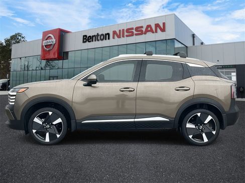 Certified 2025 Nissan Kicks SR image 9