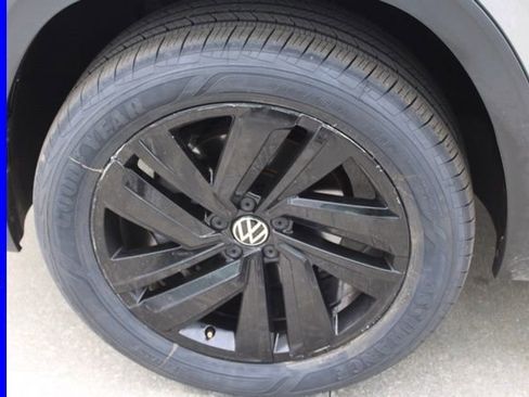 Used 2022 Volkswagen Atlas Cross Sport SE w/ Panoramic Sunroof Package image 13