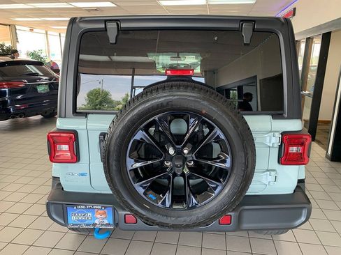 Used 2023 Jeep Wrangler Unlimited Sahara w/ Cold Weather Group AWD/4WD image 7